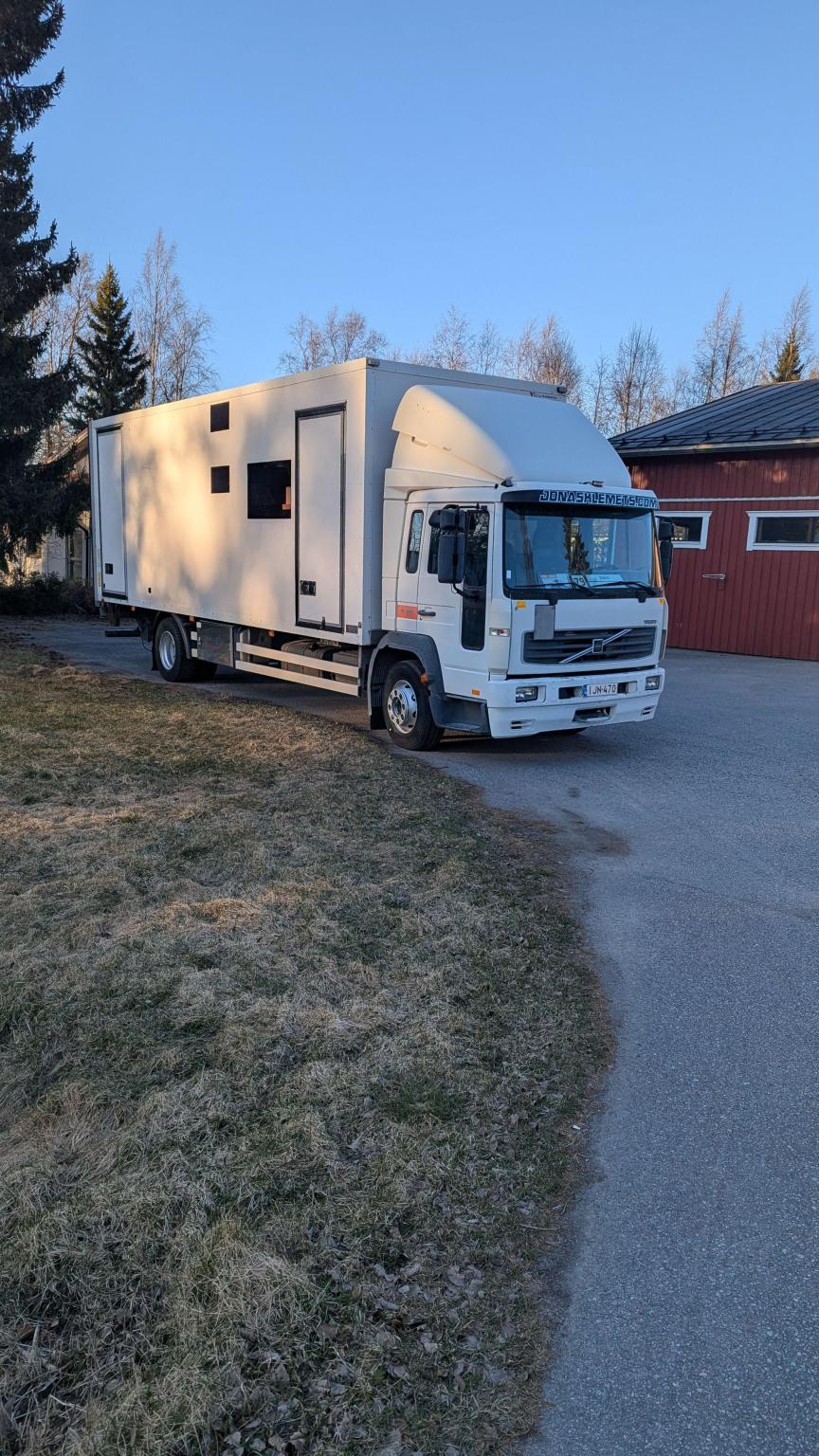 Volvo FL6 220 transporteur de course avec garage et cellule de vie – Image 10