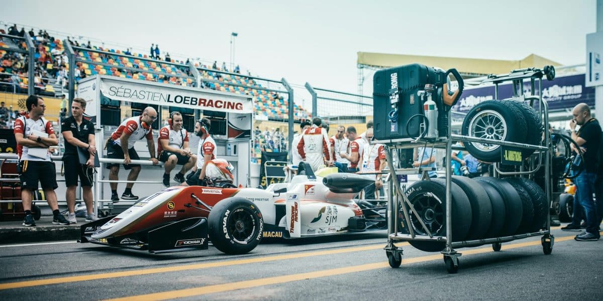 Arrêt au stand et changement de pneus, illustration du budget consommables en trackday