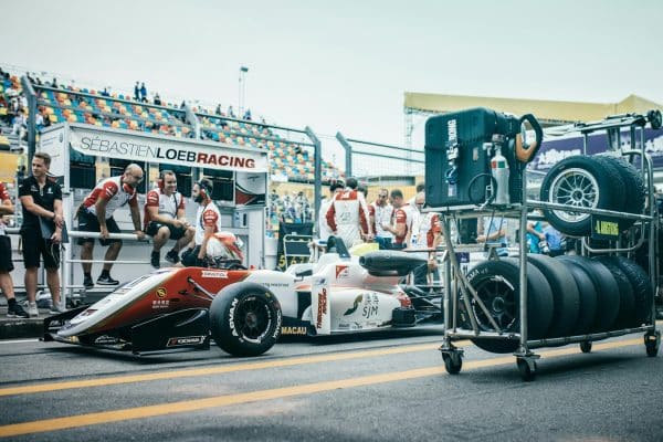 Arrêt au stand et changement de pneus, illustration du budget consommables en trackday