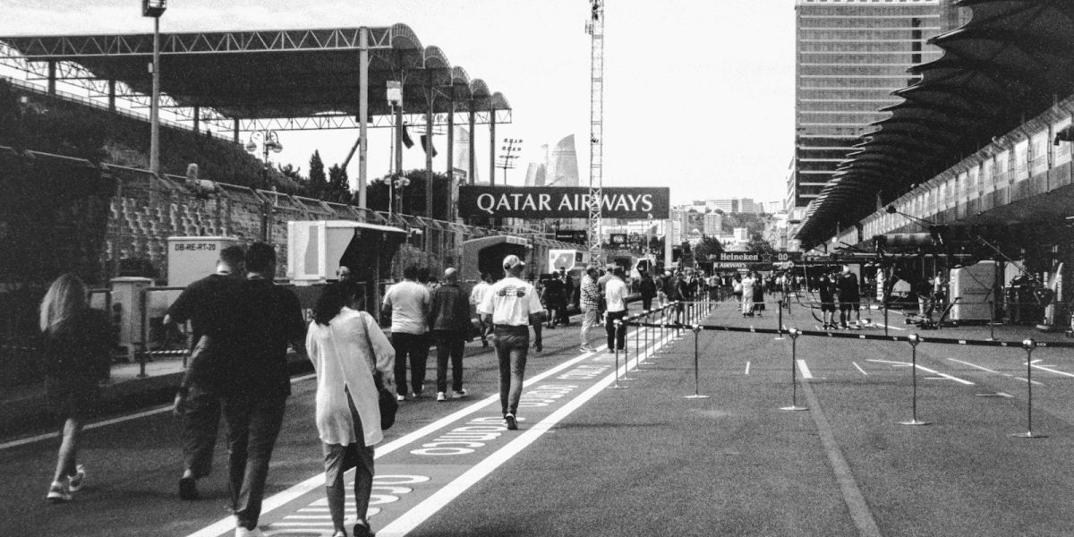 Public marchant dans la voie des stands d'un circuit