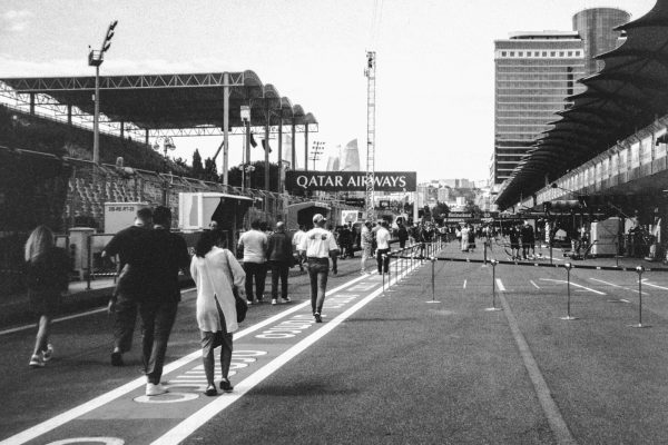 Public marchant dans la voie des stands d'un circuit