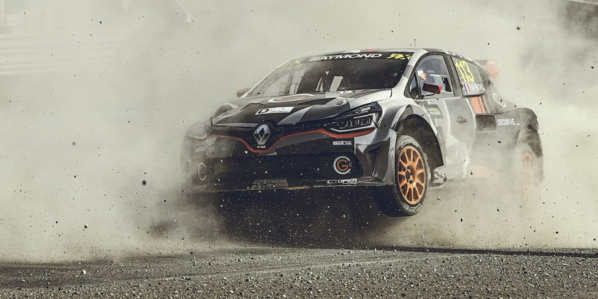Voiture de rallye en action sur une spéciale d'asphalte