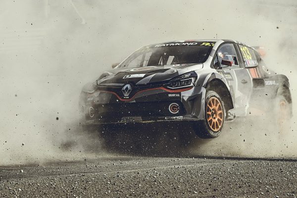 Voiture de rallye en action sur une spéciale d'asphalte