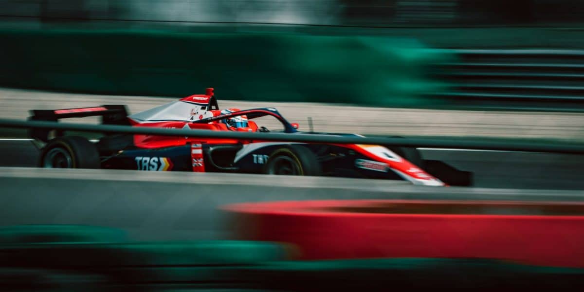 Monoplace de Formule 1 lancée sur un circuit