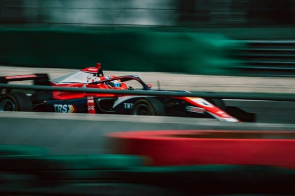 Monoplace de Formule 1 lancée sur un circuit