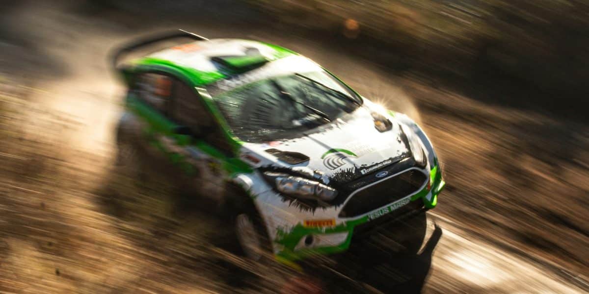 Voiture de rallye en action sur une spéciale, illustration de la Finale de la Coupe de France des Rallyes