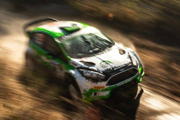 Voiture de rallye en action sur une spéciale, illustration de la Finale de la Coupe de France des Rallyes