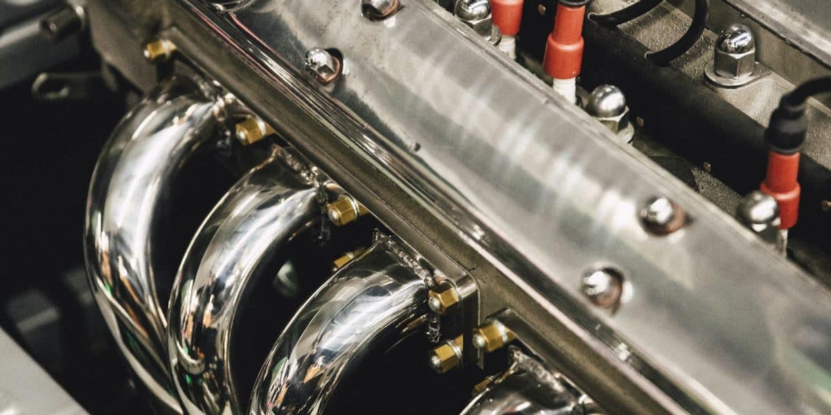 Moteur six cylindres en ligne poli, detail de l'ingenierie mecanique d'une voiture de sport