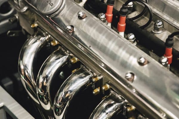 Moteur six cylindres en ligne poli, detail de l'ingenierie mecanique d'une voiture de sport