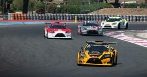 Voitures de sport sur circuit lors d’une journée de roulage