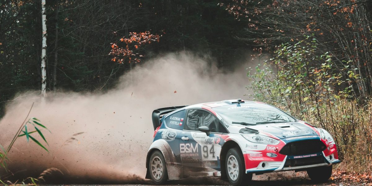 Voiture de rallye rouge en action sur une spéciale, illustration WRC 2026