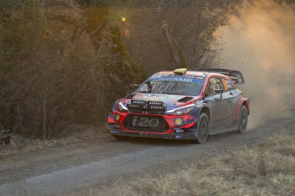 Voiture de rallye sur une piste de terre, illustration WRC