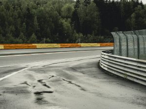 Virage de circuit vu depuis la piste lors d'une journée de roulage