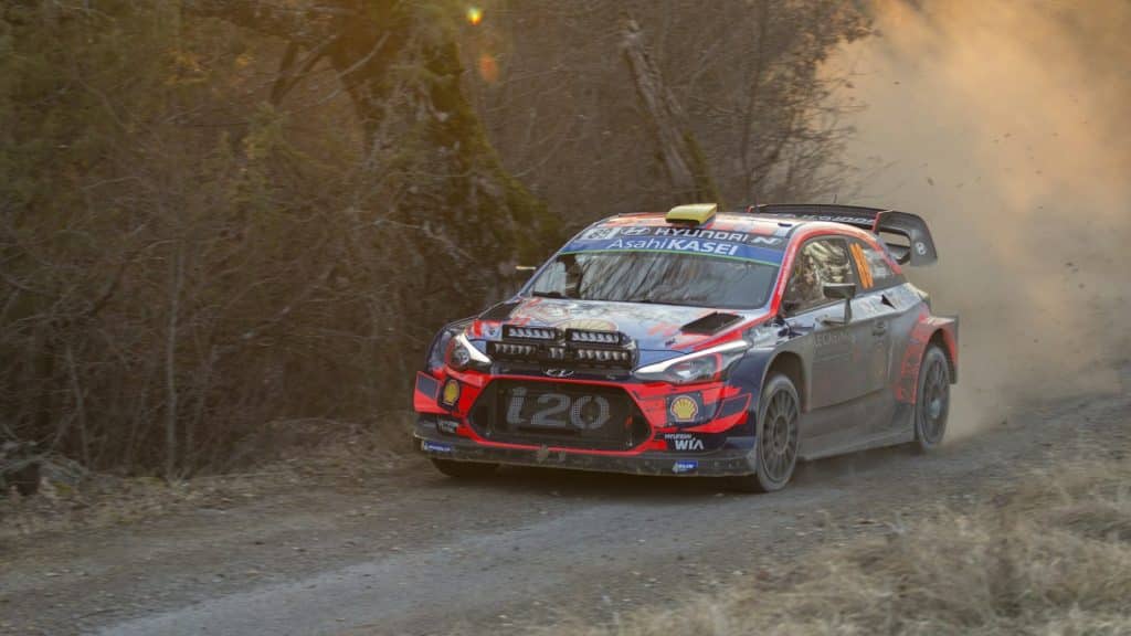 Voiture de rallye de petite cylindrée en catégorie N2S sur une spéciale