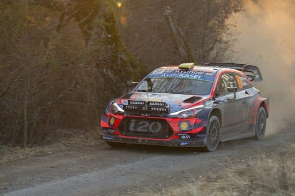 Voiture de rallye de petite cylindrée en catégorie N2S sur une spéciale