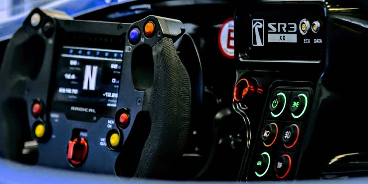 Volant d'une voiture de course en gros plan, vue cockpit