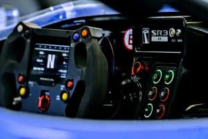 Volant d'une voiture de course en gros plan, vue cockpit