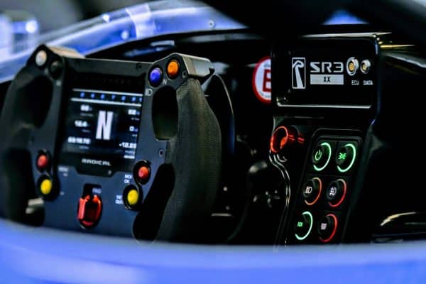 Volant d'une voiture de course en gros plan, vue cockpit
