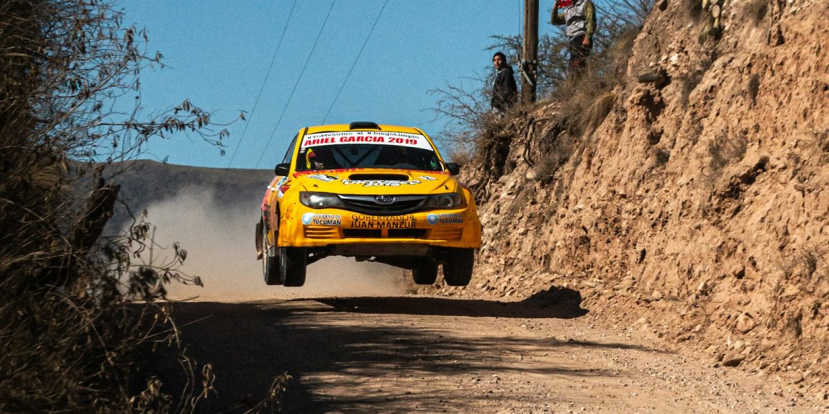 Voiture de rallye jaune sur route, illustration du guide Citroen C2 en rallye