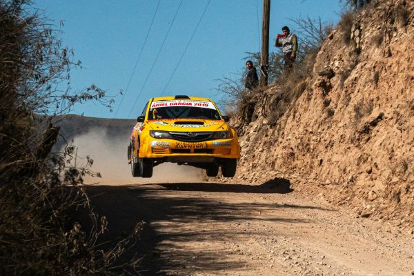 Voiture de rallye jaune sur route, illustration du guide Citroen C2 en rallye