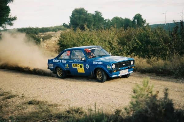Voiture de rallye deux roues motrices à l'attaque sur une spéciale