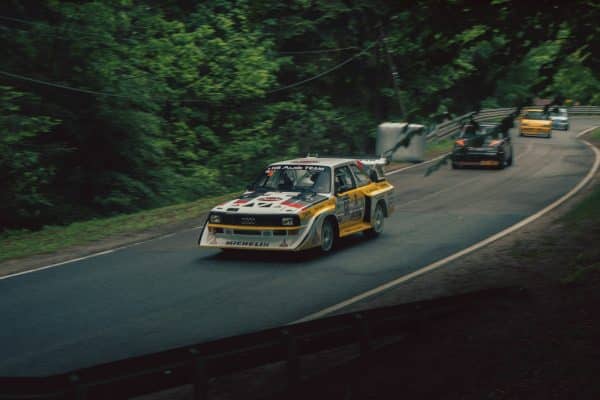 Voiture de rallye sur route d'asphalte, illustration du Critérium des Cévennes 2026