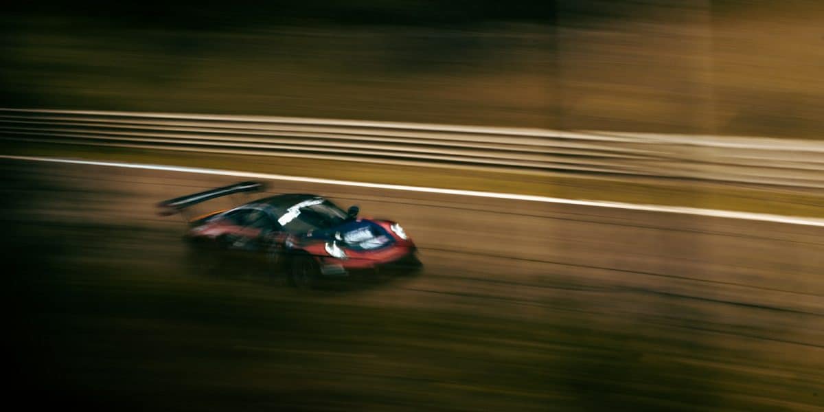 Voitures GT de course sur circuit