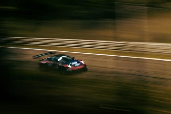 Voitures GT de course sur circuit