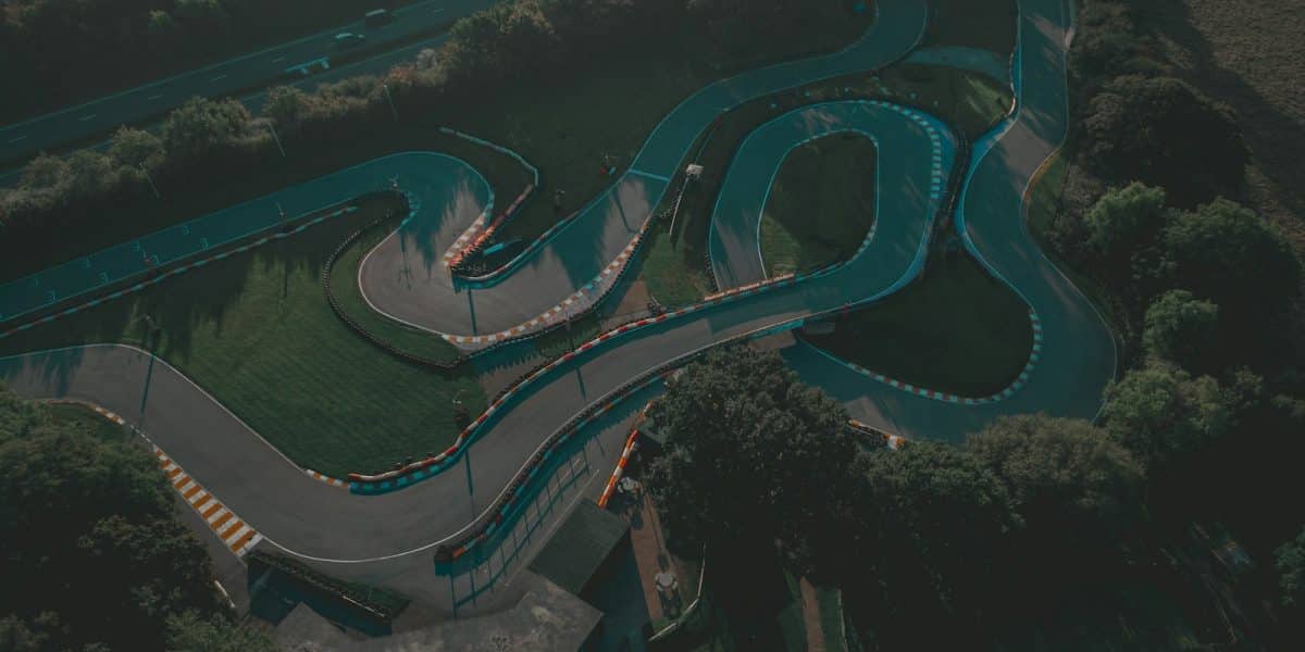 Peloton de voitures de course en endurance