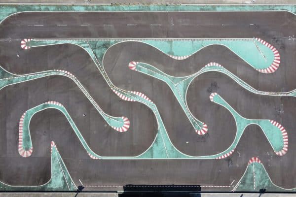 Voiture de course en endurance sur circuit