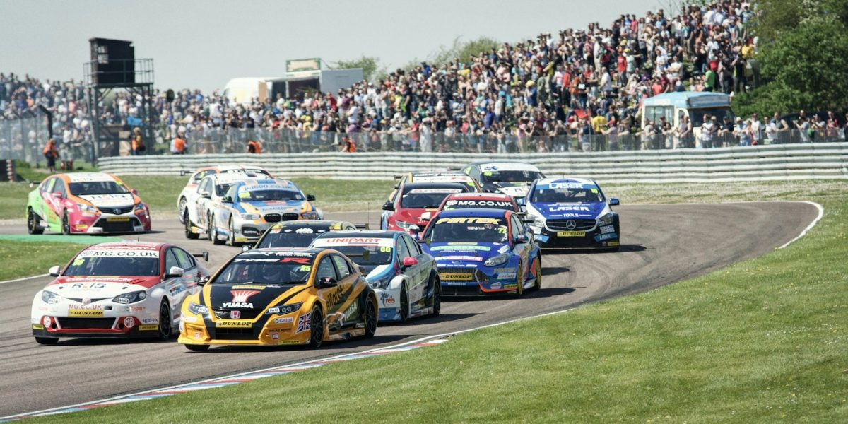 Peloton de voitures de sport sur circuit