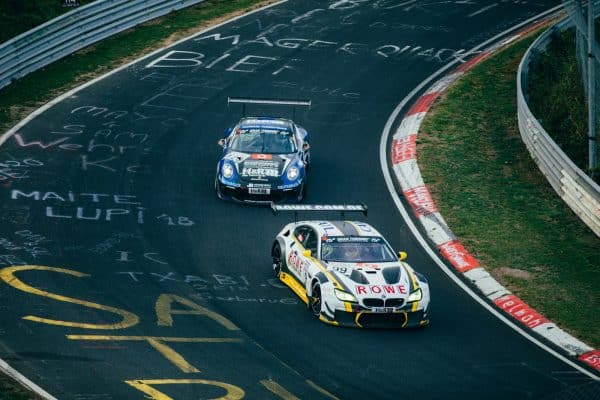 Voiture d'endurance sur circuit au crépuscule