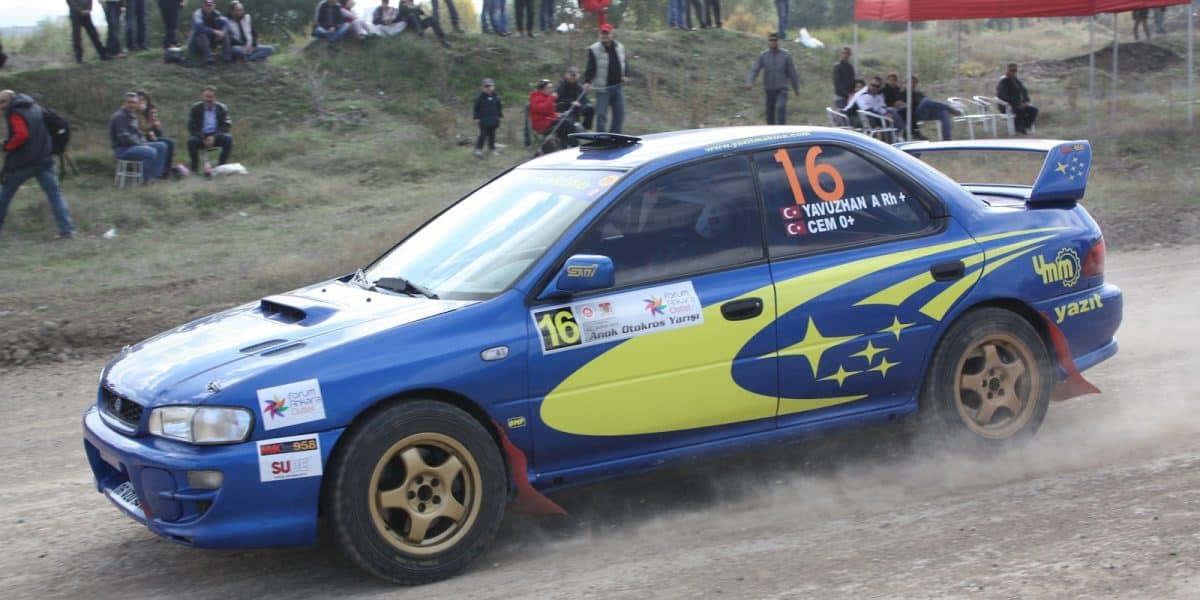 Voiture de rallye Subaru sur une piste en terre