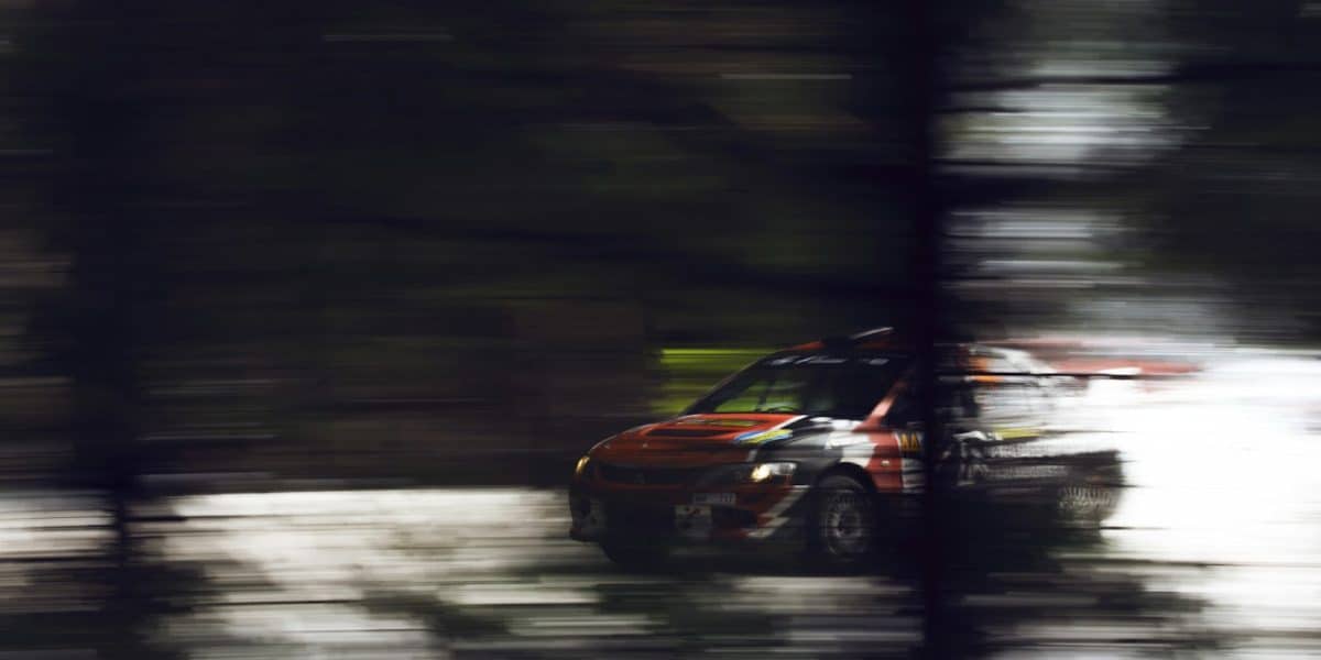 Peugeot 206 de rallye en action sur une spéciale