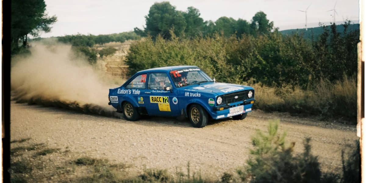 Voiture de rallye soulevant la poussière sur une spéciale