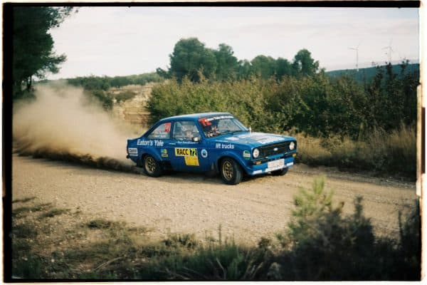 Voiture de rallye soulevant la poussière sur une spéciale