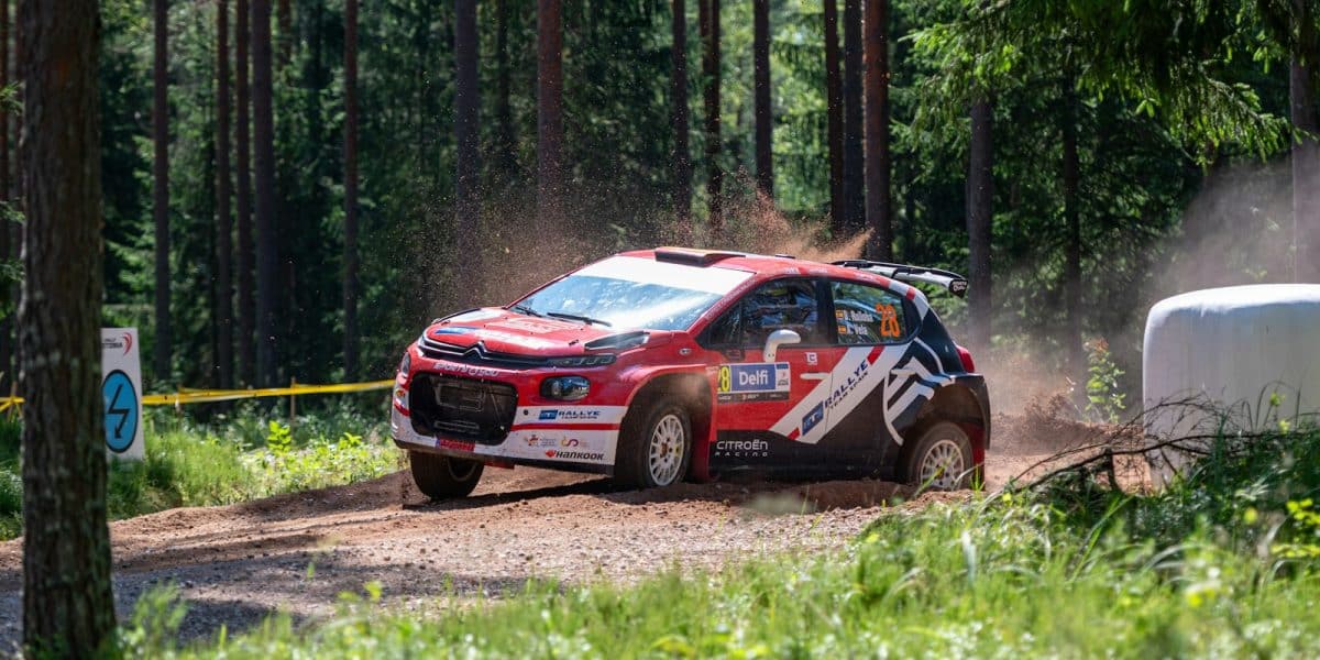 Voiture de rallye en action sur une spéciale, championnat de France des rallyes 2026