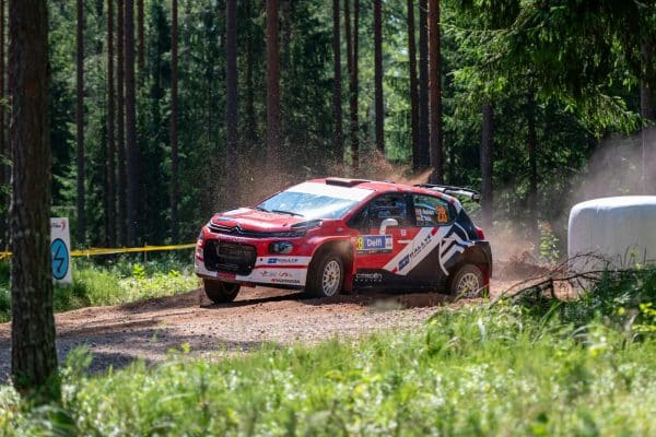 Voiture de rallye en action sur une spéciale, championnat de France des rallyes 2026