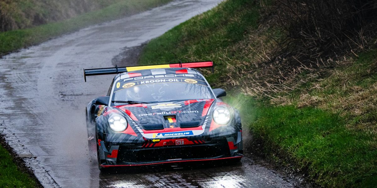 Voiture de rallye lancee sur une speciale asphalte humide, finale du championnat de France des rallyes