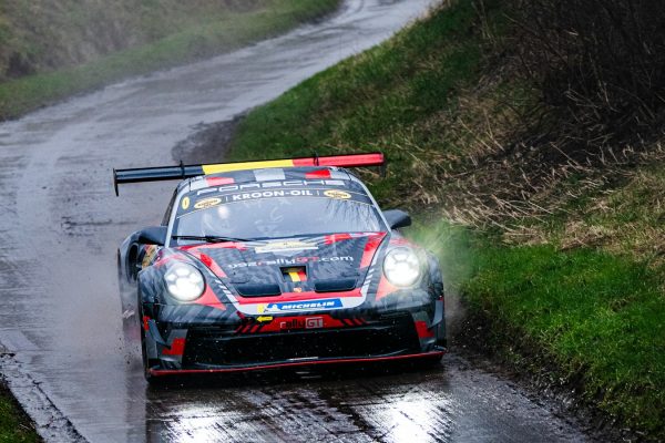 Voiture de rallye lancee sur une speciale asphalte humide, finale du championnat de France des rallyes