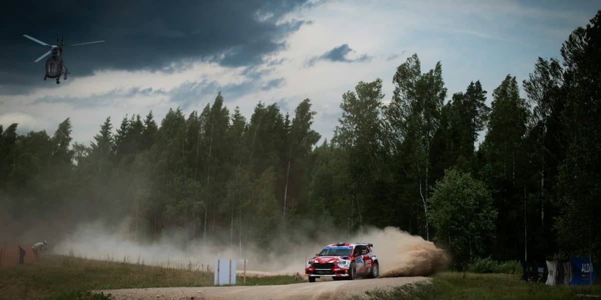 Voiture de rallye sur une spéciale terre, projection de gravier