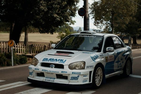 Renault 5 GT Turbo de rallye sur une route de spéciale