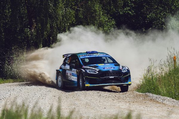 Voiture de rallye Rally2 sur une spéciale en terre