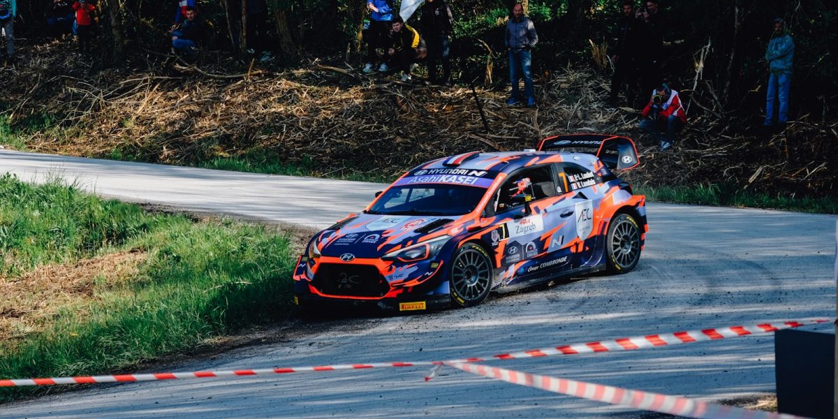 Voiture de rallye preparee, sujet de la vente occasion