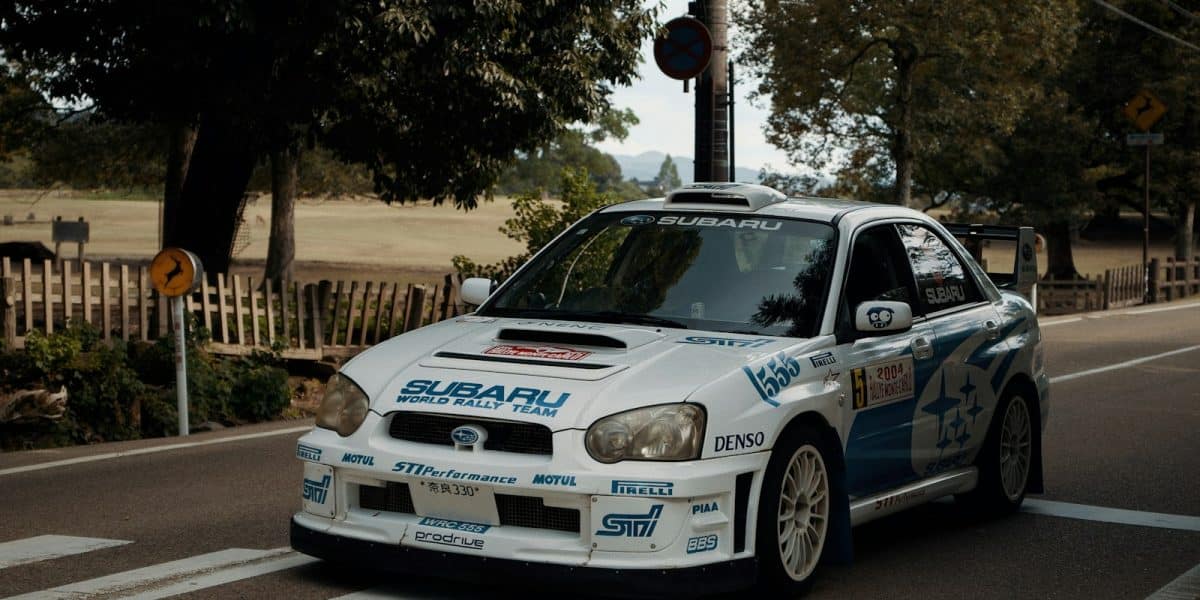 Voiture de rallye d'occasion sur route, fin de saison
