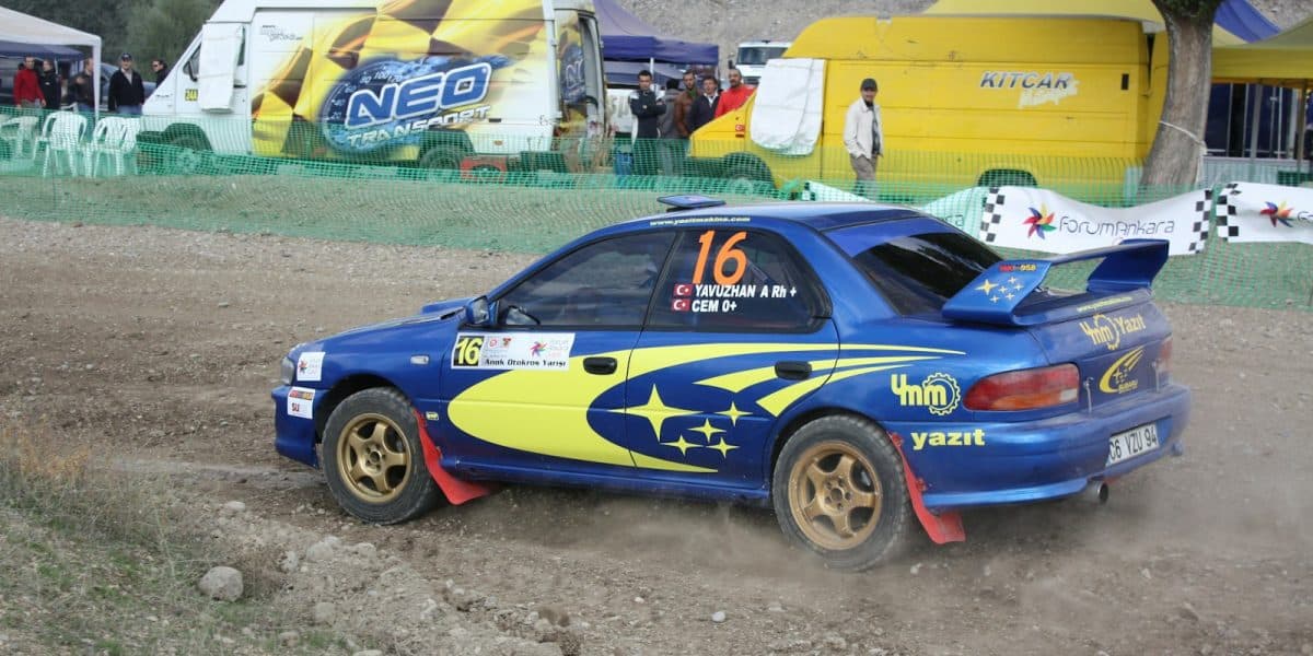 Voiture de rallye sur une spéciale en terre, marché de l'occasion