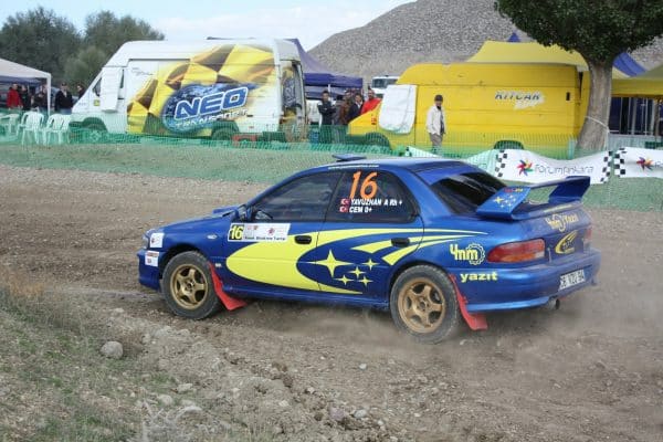 Voiture de rallye sur une spéciale en terre, marché de l'occasion